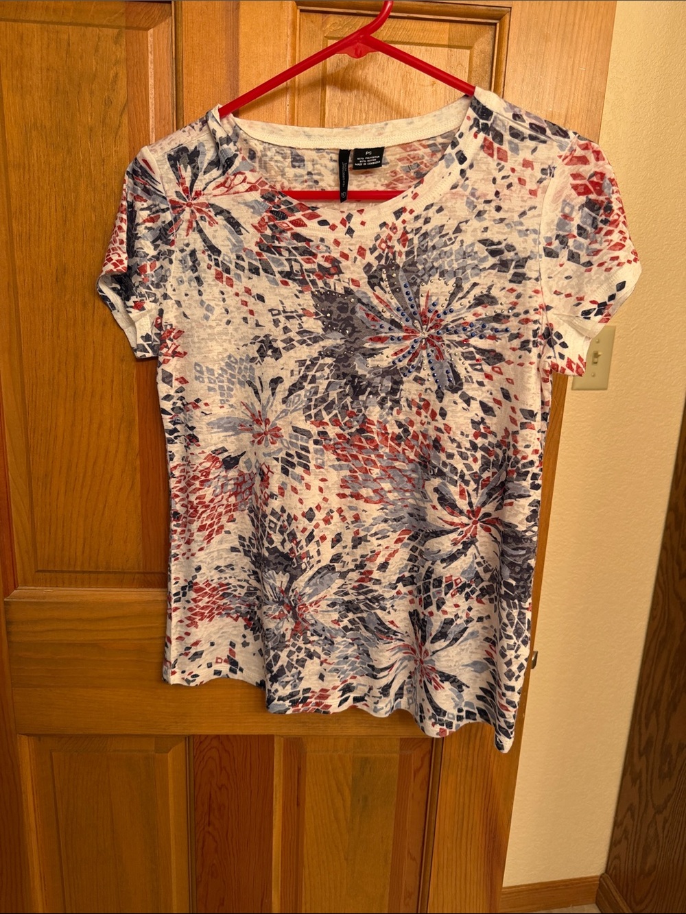 5/15$. Apt. 9 Short Sleeve Floral Burst Tee in White, Navy & Red